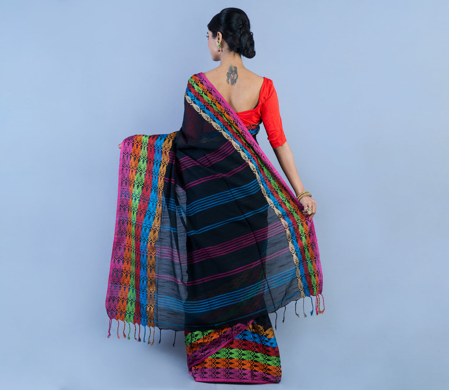 Handloom Cotton Black Saree With Multi-Color Fish Design Par - ArtisanSoul