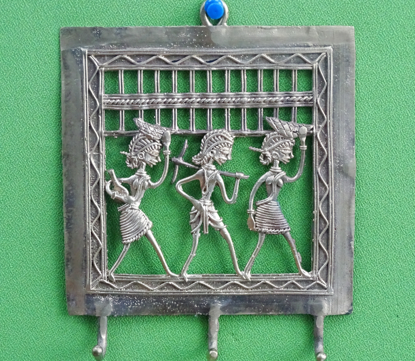 Authentic Dhokra Art from Chhattisgarh - Key holder (farming ladies) - ArtisanSoul