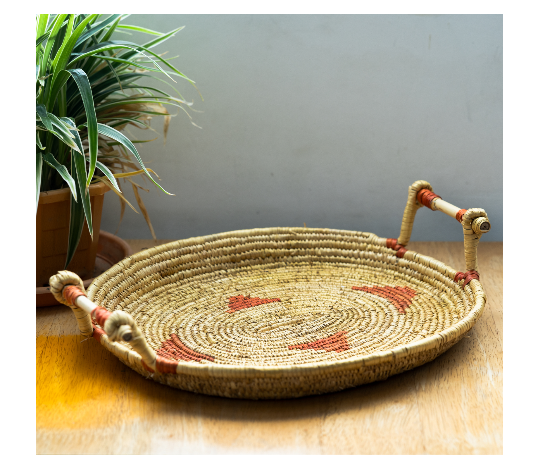 Sikki Grass Tray With Handel - Natural & Red Spots - ArtisanSoul