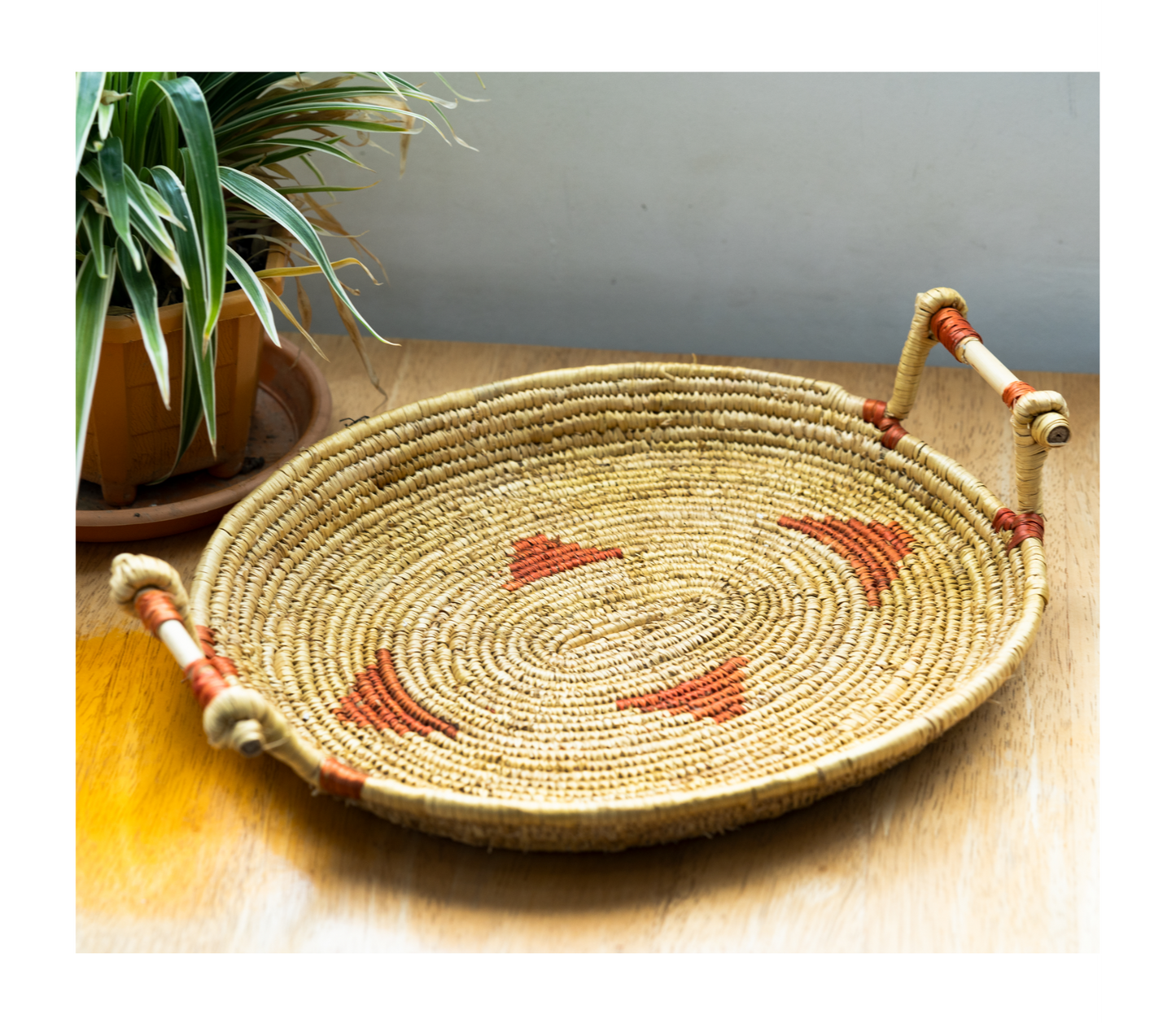 Sikki Grass Tray With Handel - Natural & Red Spots - ArtisanSoul