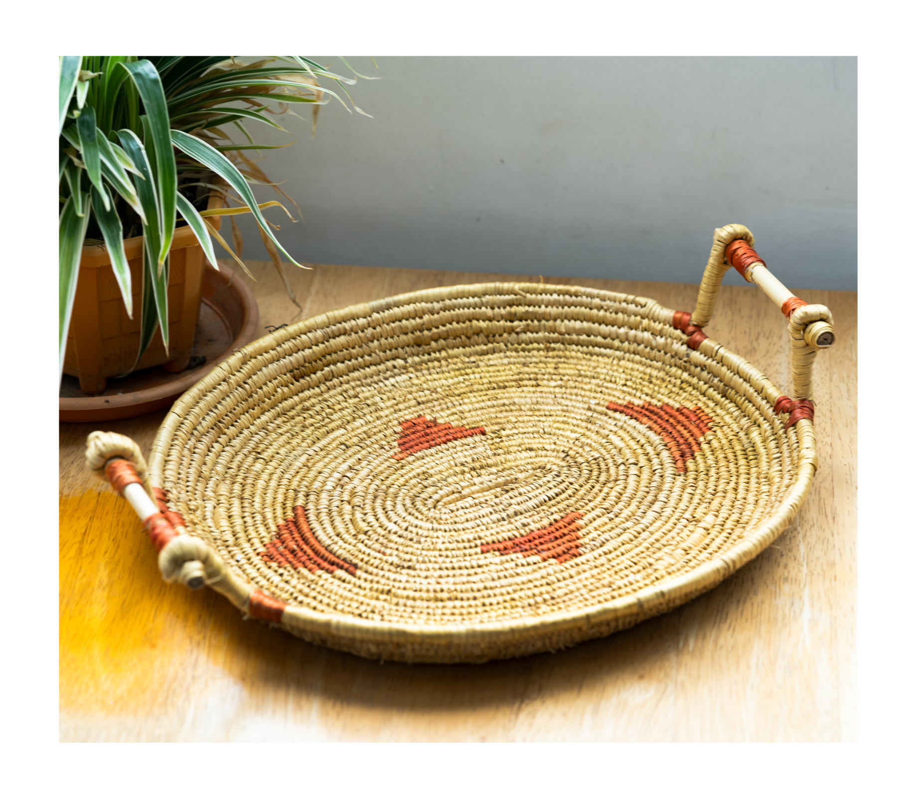 Sikki Grass Tray With Handel - Natural & Red Spots - ArtisanSoul