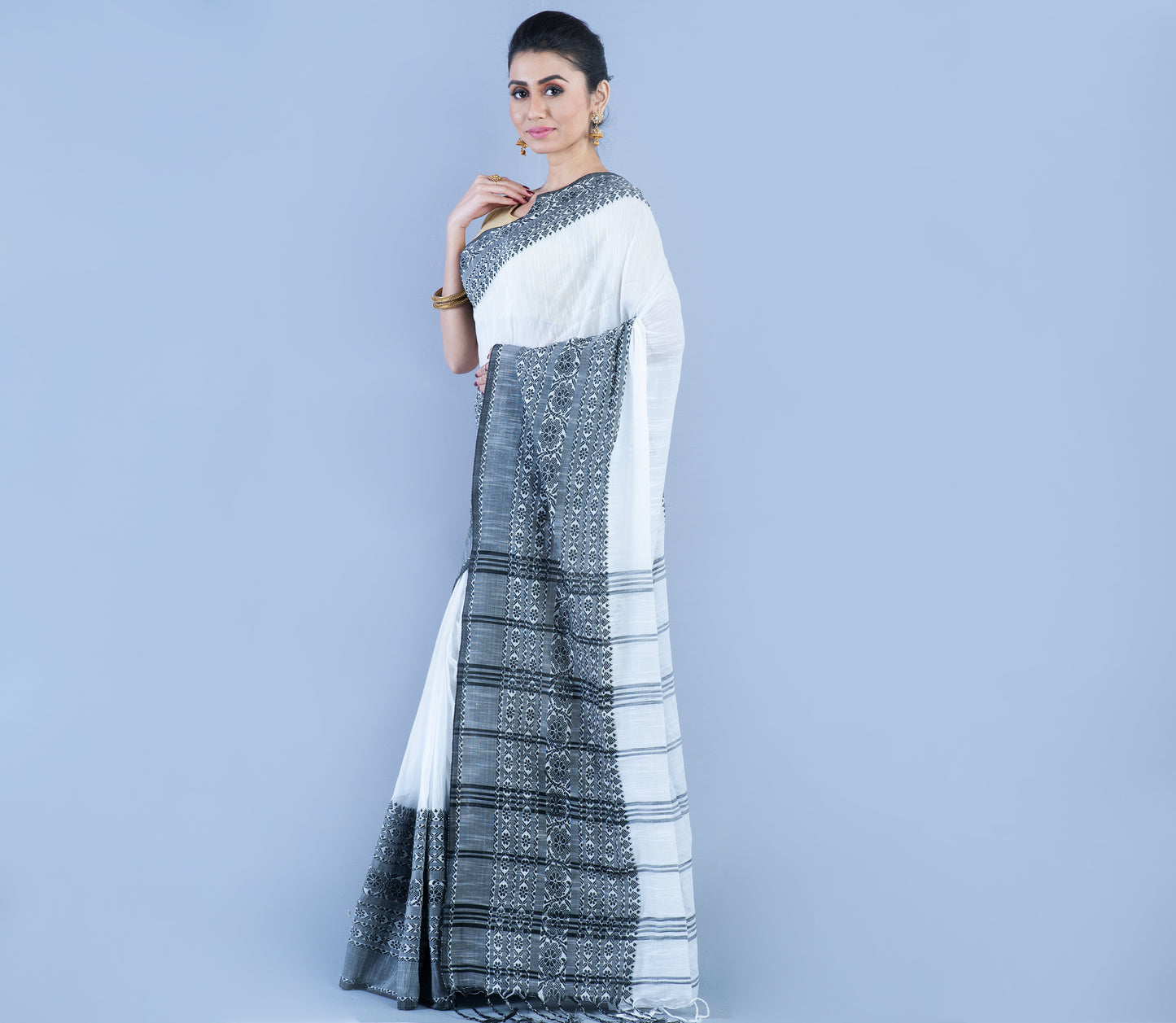 Handloom Saree White with Black Paar - ArtisanSoul