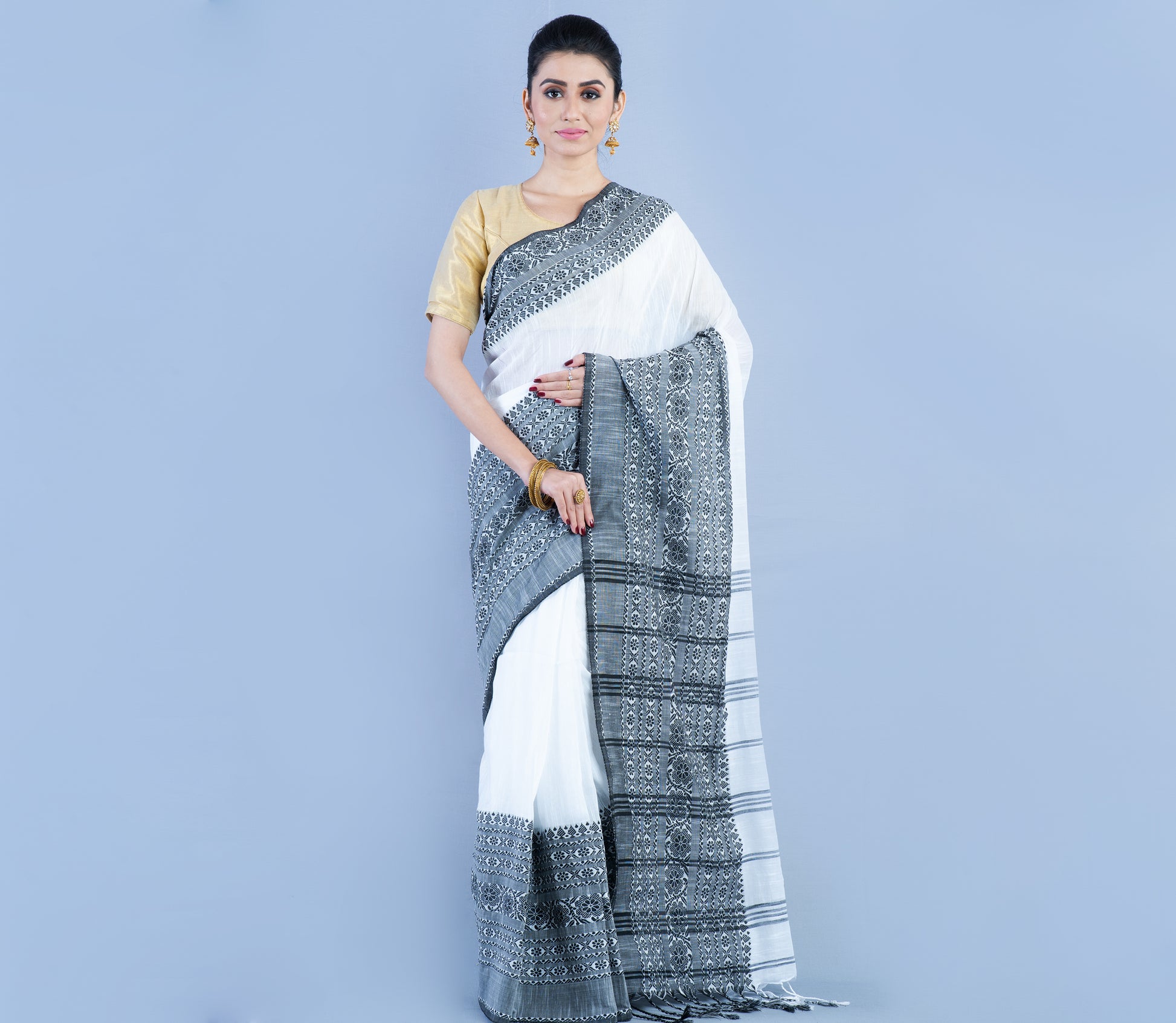 Handloom Saree White with Black Paar - ArtisanSoul