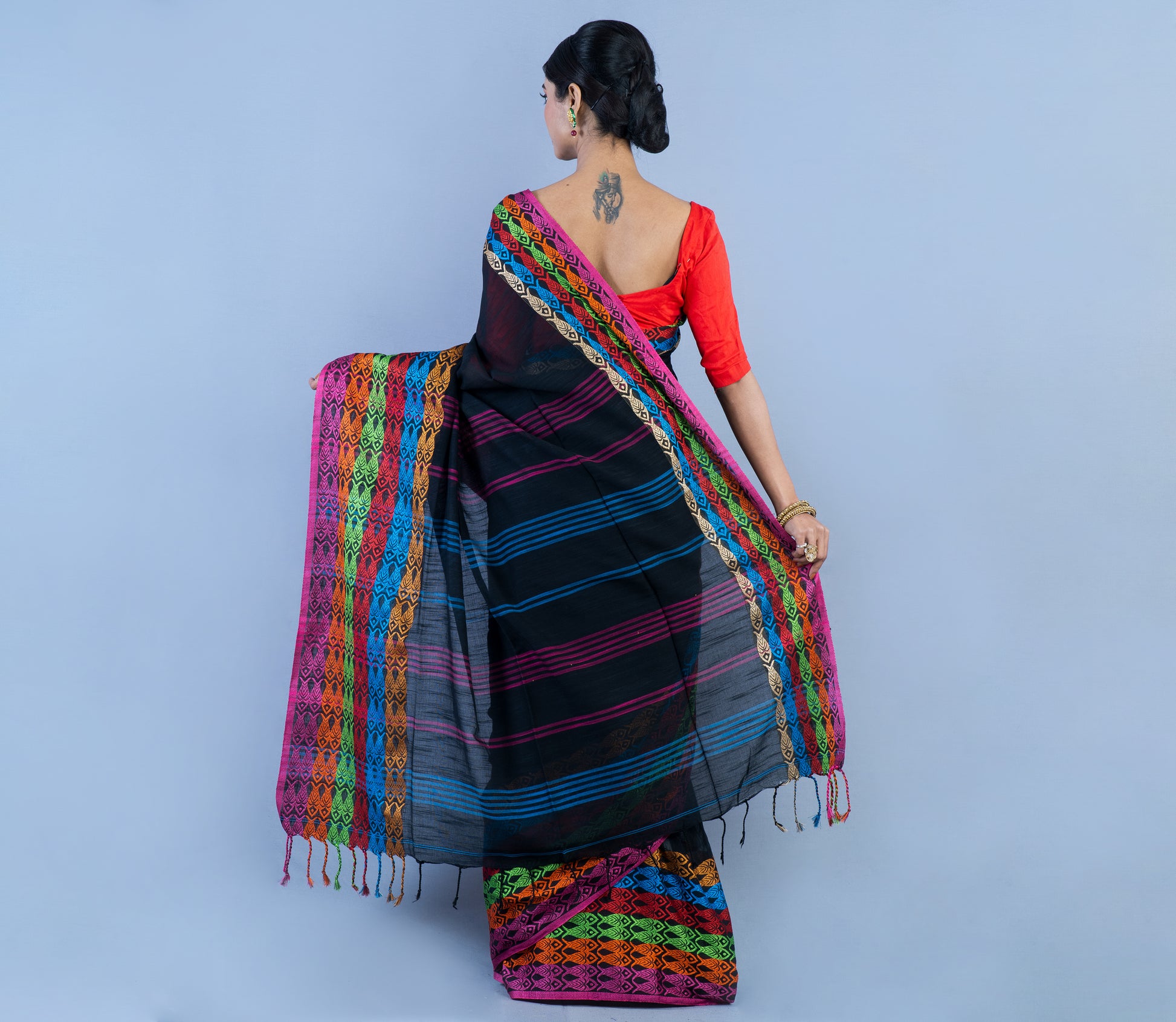 Handloom Cotton Black Saree With Multi-Color Fish Design Par - ArtisanSoul