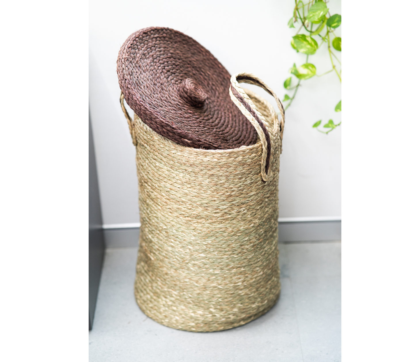 Laundry Bag made out of Sabai Grass with Lid - Brown Lid With Natural Shade